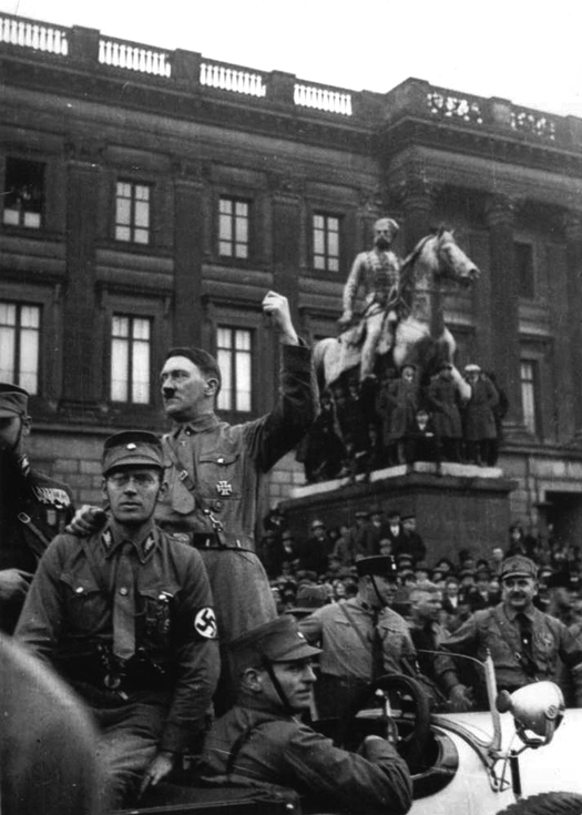 Adolf Hitler in front of the statue of Friedrich Wilhelm in the courtyard of Braunschweig's castle during the gautag